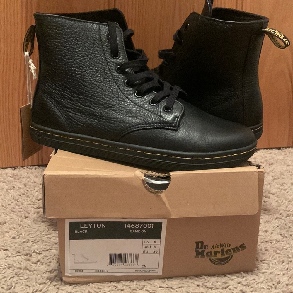 NWT Dr. Martens Leyton boot